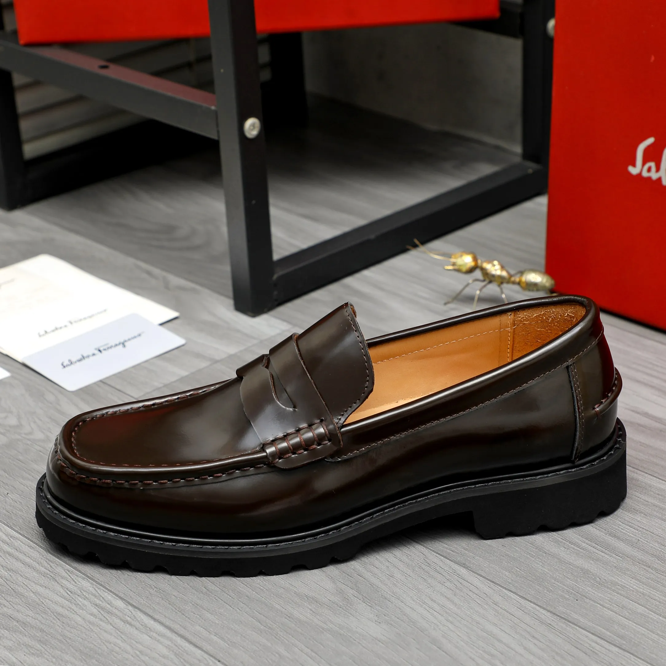 Men's shoes 💰442 Product trademark: Ferragamo "Ferragamo" business formal leather shoes Regular size: 38-46 (45.46 custom-made and non-returnable) Product materials: Selected pearlescent cowhide upper, cowhide lining, non-slip rubber outsole